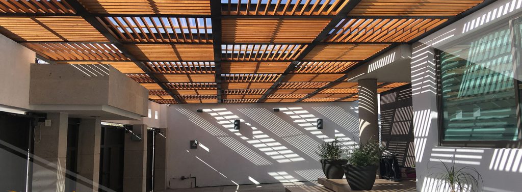 Por qué una pérgola transforma tu terraza en un espacio funcional